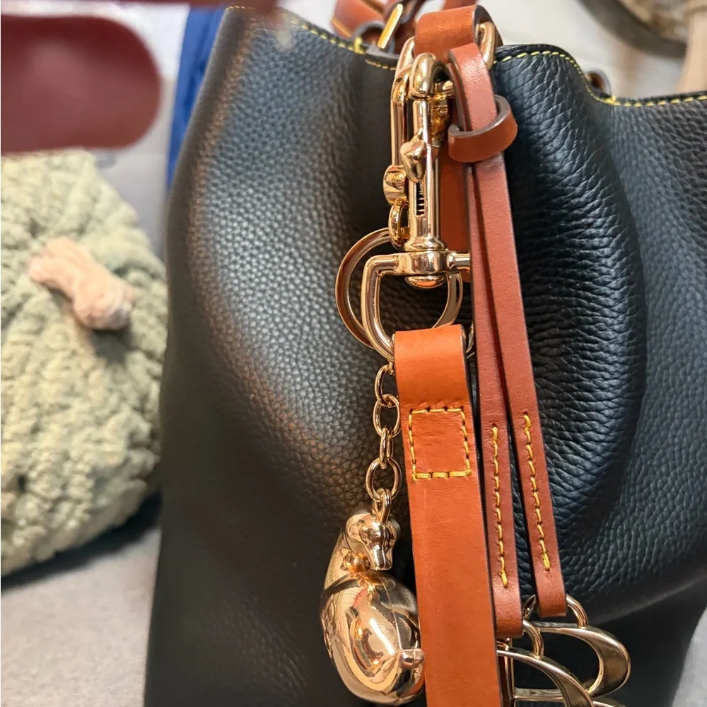 Dooney & Bourke NWOT Black Large Barlow Tote - Picture 3 of 9